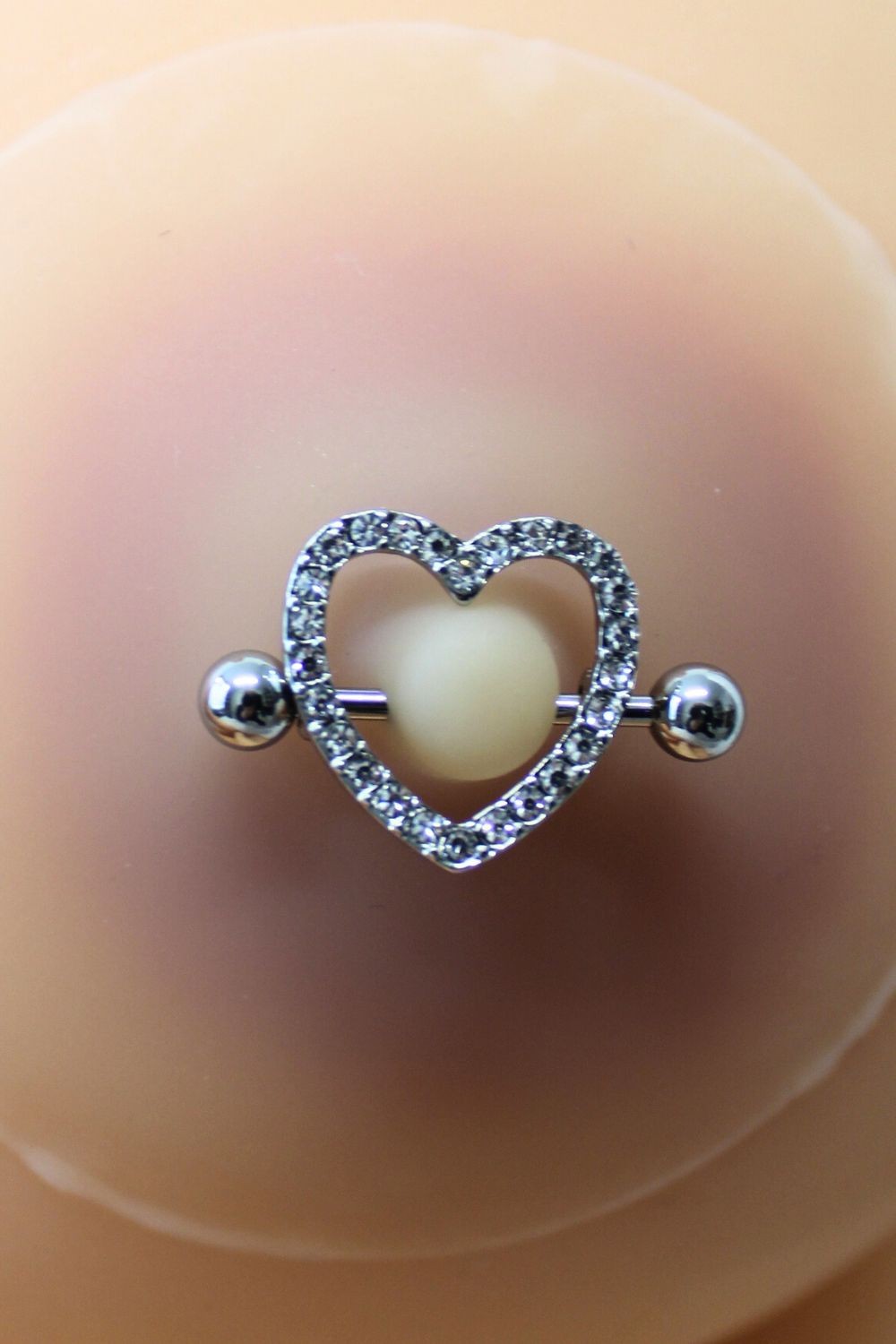 Paire de cache-tétons piercing barre coeur faux diamant peau claire