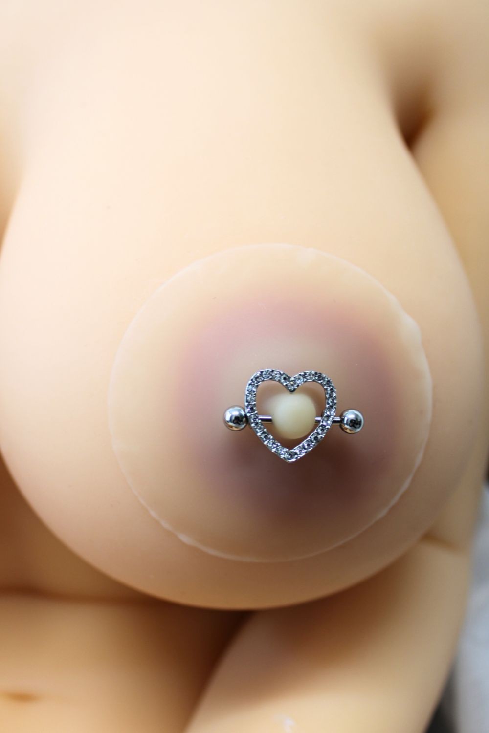 Paire de cache-tétons piercing barre coeur faux diamant peau claire