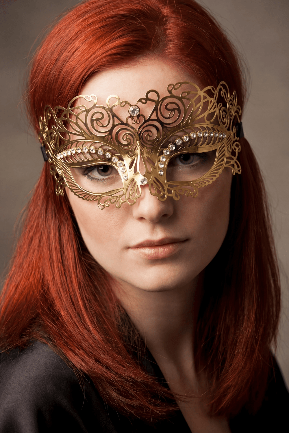 Masque vénitien Giulia rigide doré avec strass