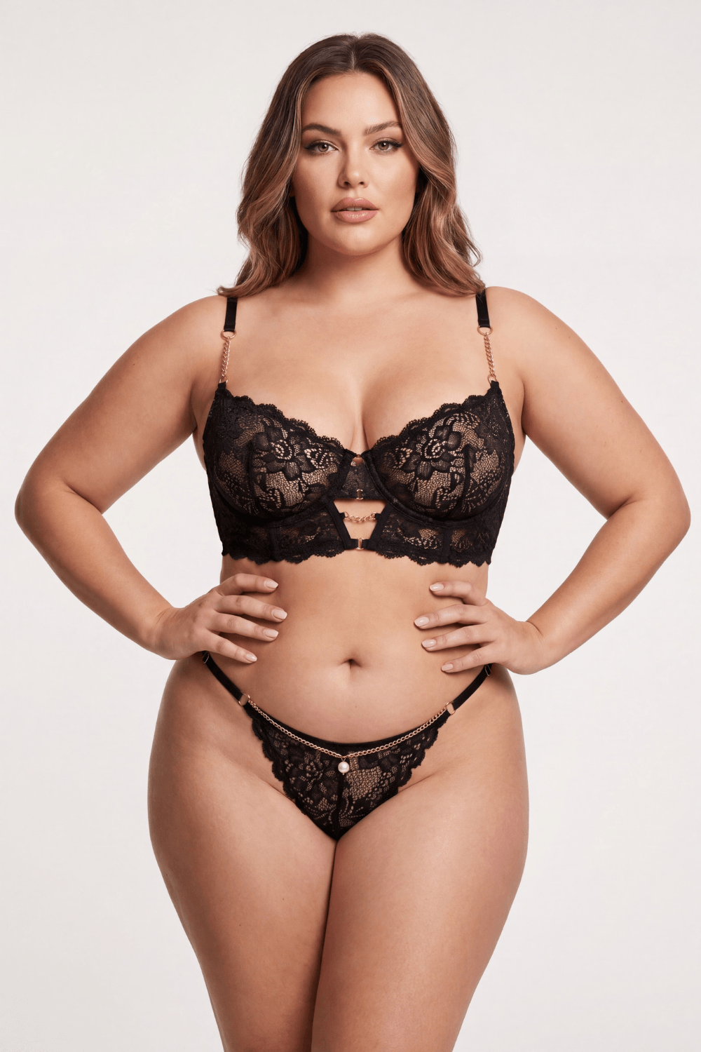 String noir en dentelle avec bijou et chaîne dorée
